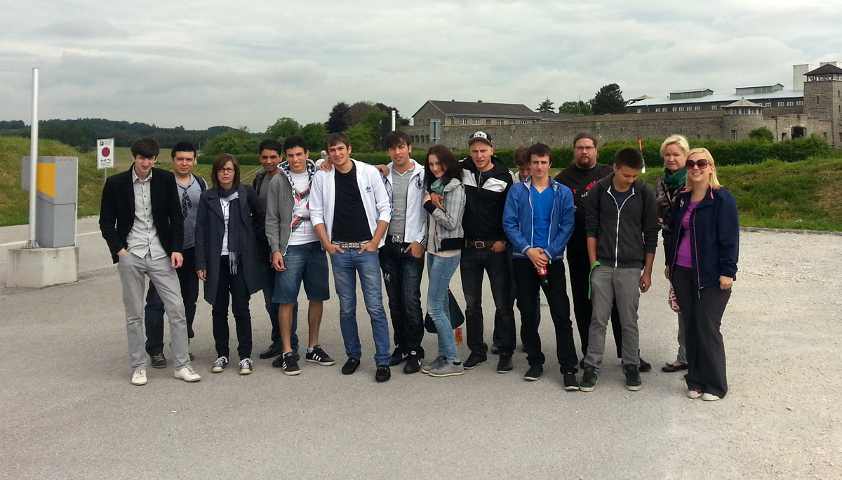 Eine Gruppe von Jugendlichen vor Mauthausen